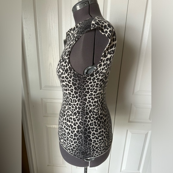 Saks Fifty Avenue 100% luxurious cashmere sleeveless sweater in leopard print - Picture 6 of 8